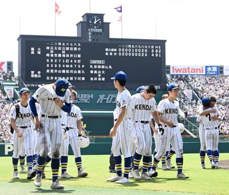 今夏の高校野球選手権大会決勝、智弁和歌山に敗れ悔しがる健大高崎ナイン。８回以降に大きなドラマが生まれた＝２２日