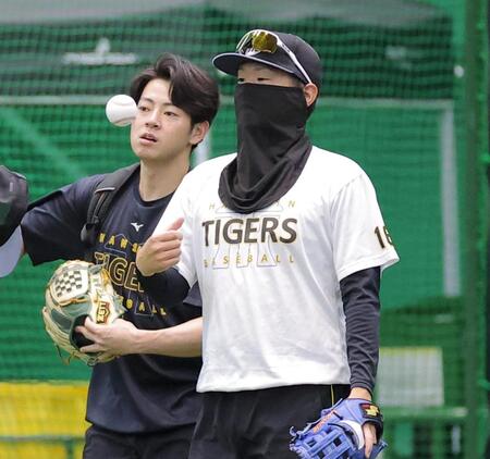 キャッチボールに向かう下村（左）と西勇（撮影・西田忠信）