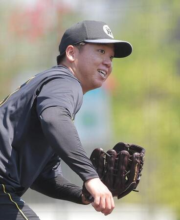 守備練習に取り組む村上（撮影・西田忠信）