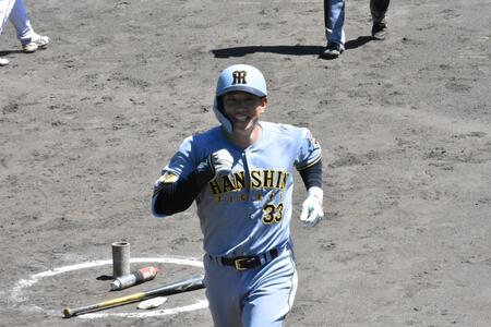 本塁打を放ち本塁生還する糸原
