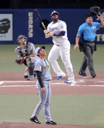 ６回、サノーに２ランを浴びる神宮（撮影・立川洋一郎）