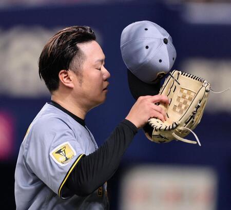 ４回、２点を先制されベンチへ戻る西勇（撮影・田中太一）