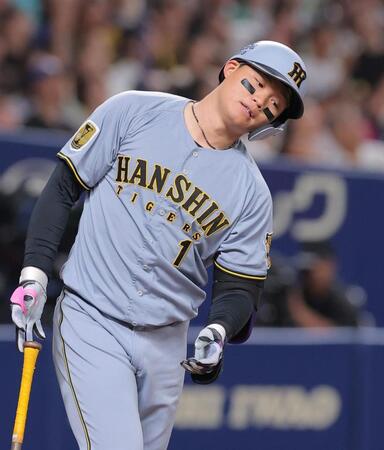 ８回、右飛に倒れる森下（撮影・西田忠信）