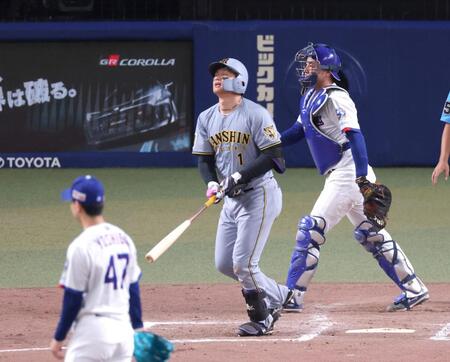 ８回、右飛を打ち上げ悔しがる森下（撮影・立川洋一郎）