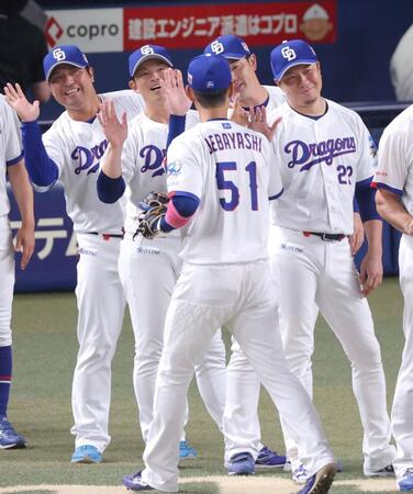 阪神に勝利し上林（５１）らナインとタッチを交わす大野（右）＝撮影・立川洋一郎