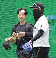 西勇（右）と話す下村（撮影・西田忠信）