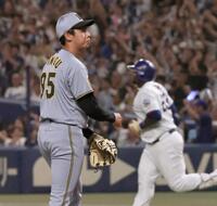 ６回、サノーに２ランを許す神宮（撮影・田中太一）