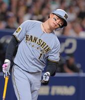 ８回、右飛に倒れる森下（撮影・西田忠信）