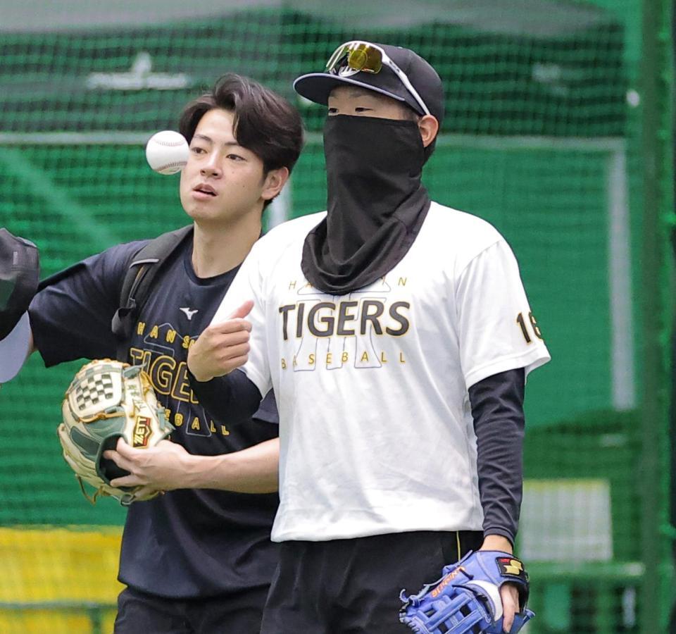キャッチボールに向かう下村（左）と西勇（撮影・西田忠信）