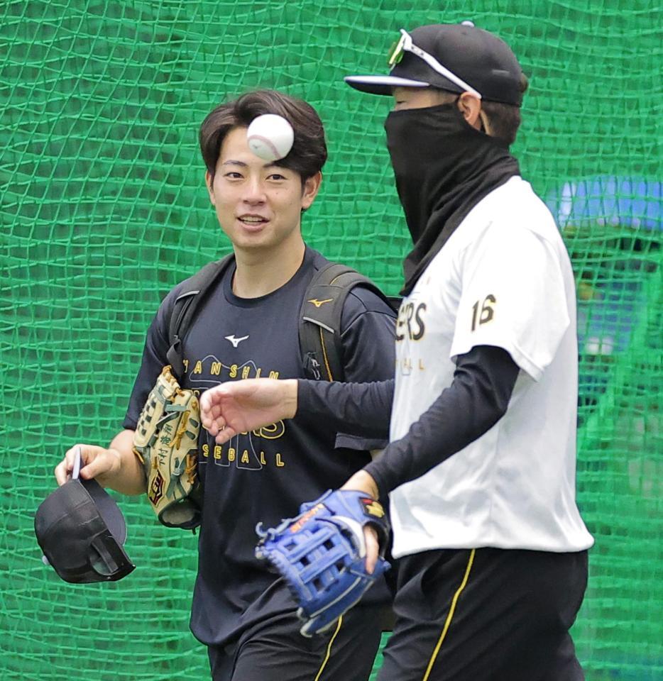 西勇（右）と話す下村（撮影・西田忠信）