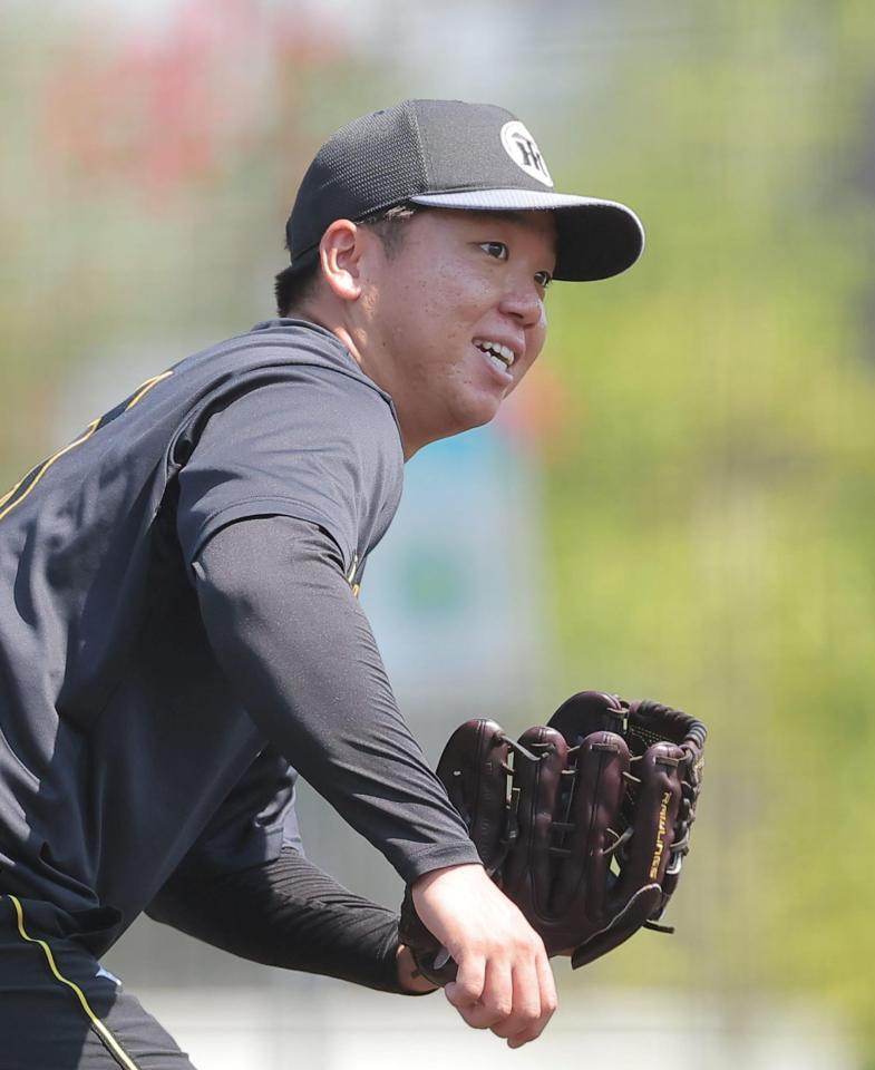 守備練習に取り組む村上（撮影・西田忠信）