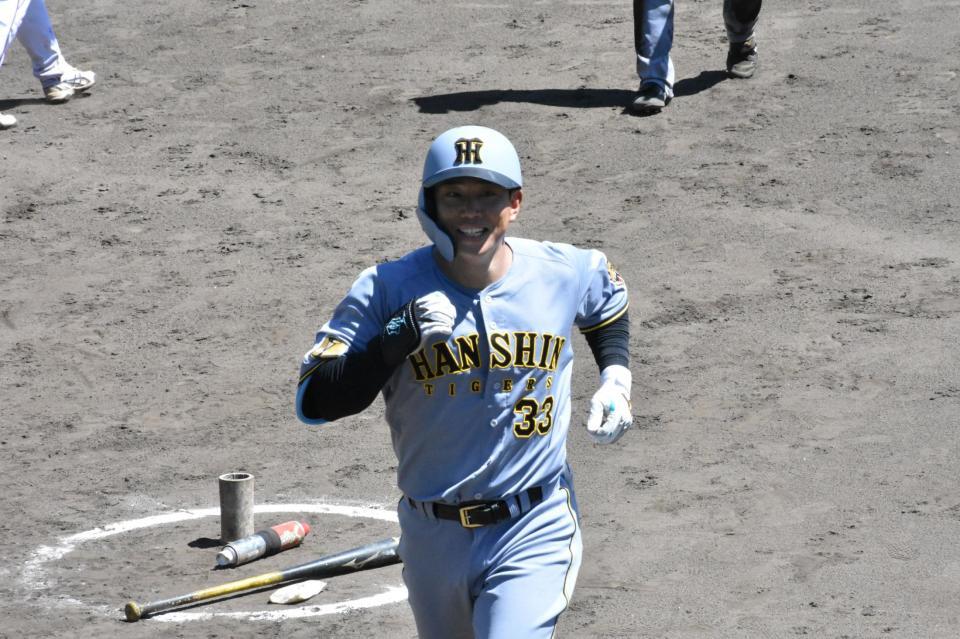 本塁打を放ち本塁生還する糸原
