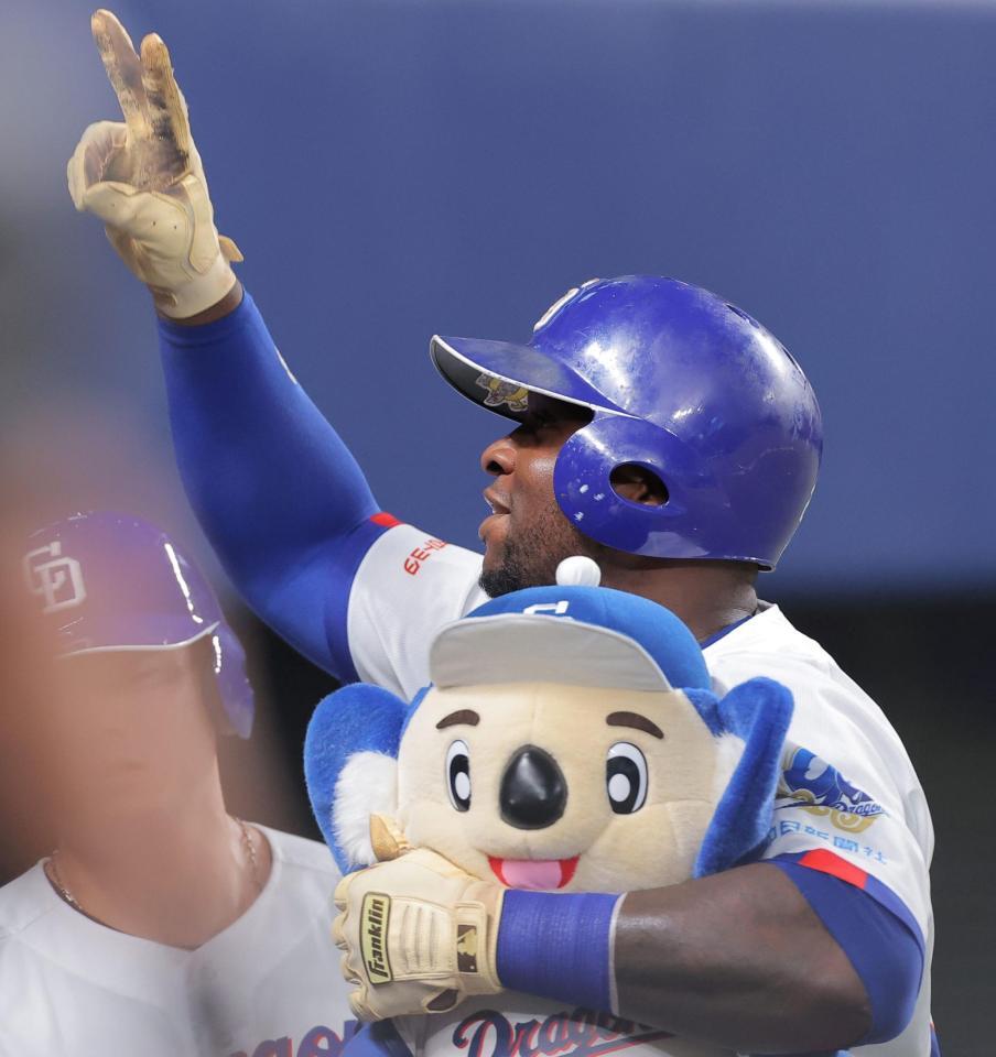 ６回、２ランを放ちベンチ前でポーズを決めるサノー（撮影・西田忠信）