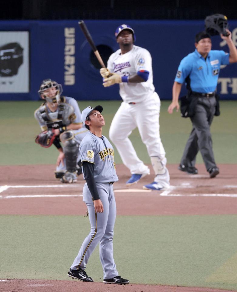 ６回、サノーに２ランを浴びる神宮（撮影・立川洋一郎）
