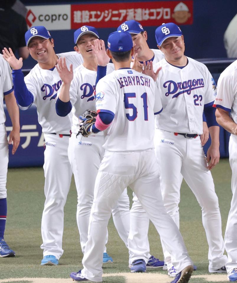 阪神に勝利し上林（５１）らナインとタッチを交わす大野（右）＝撮影・立川洋一郎