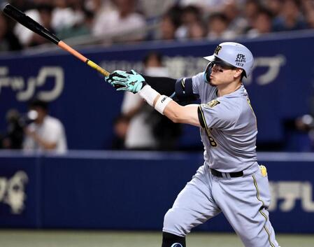 　８回、安打を放つ佐藤輝（撮影・田中太一）
