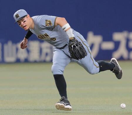 ４回、佐藤輝は細川の打球を捕れず内野安打にする（撮影・西田忠信）