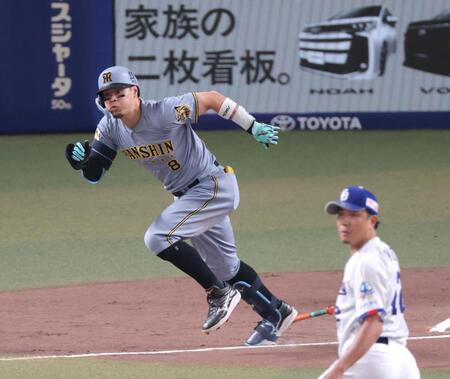 ２回、中前打を放つ佐藤輝（撮影・立川洋一郎）