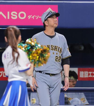 ７回、選手交代を告げにベンチを出る藤川監督（撮影・西田忠信）