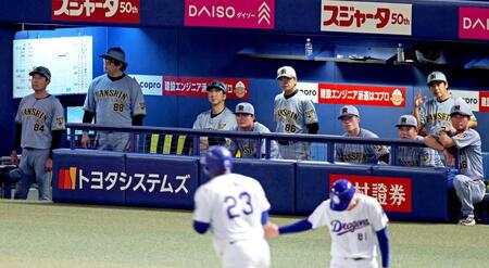 ６回、２ランを放ったサノー（２３）を見る藤川監督（中央奥）ら阪神ナイン（撮影・立川洋一郎）