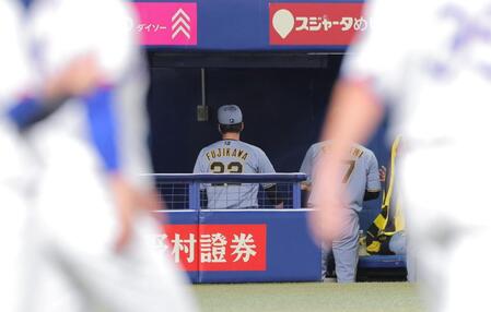 中日に敗れ、足早に引き揚げる藤川監督（撮影・西田忠信）