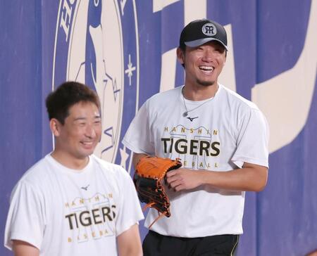　笑顔を見せ練習する伊藤将。左は岩崎（撮影・立川洋一郎）