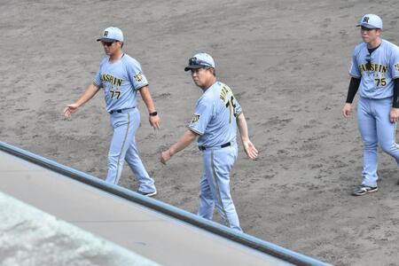 試合後のハイタッチを終え、ベンチへ引き揚げる平田２軍監督