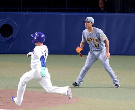 １回、上林の内野安打と佐藤輝の悪送球で先制点を奪われる伊藤将。左は生還する福永（撮影・立川洋一郎）