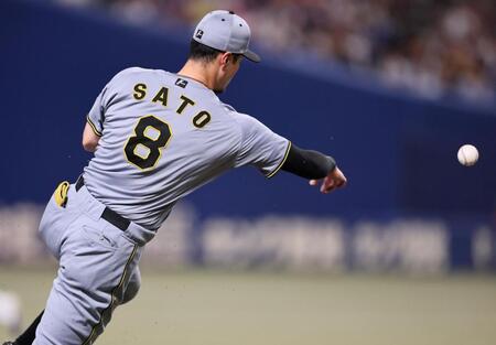 １回、上林の打球を一塁へ悪送球する佐藤輝（撮影・田中太一）