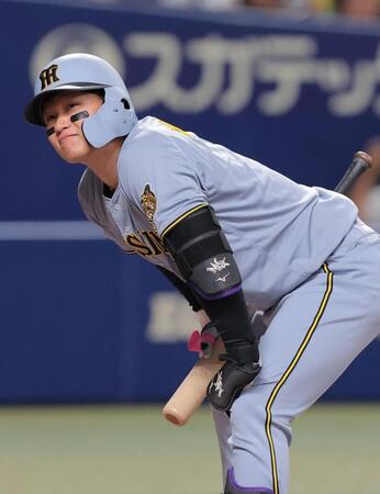 ４回、ファウルを打ち膝に手をつく森下（撮影・西田忠信）