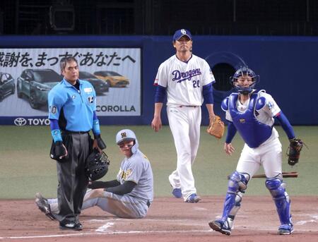 ４回、大山の左前打で本塁を狙うもタッチアウトになった森下（中央左）＝撮影・立川洋一郎