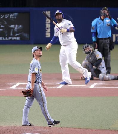 ６回、サノーにソロを浴びる伊藤将（撮影・立川洋一郎）