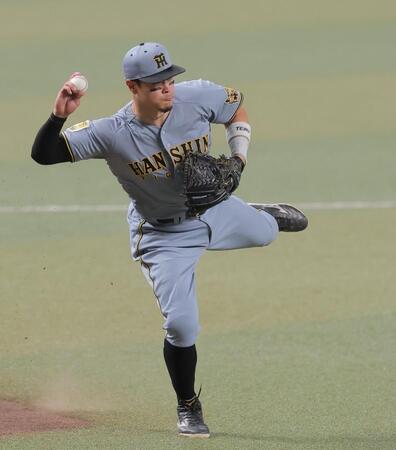 １回、上林の打球を一塁に悪送球する佐藤輝（撮影・西田忠信）