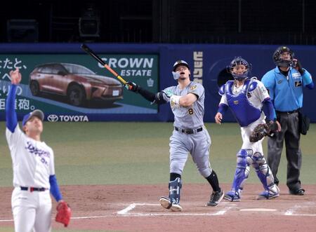 ９回、左飛を打ち上げる佐藤輝（撮影・立川洋一郎）