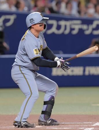 ９回、空振り三振に倒れる森下（撮影・西田忠信）