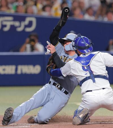 ４回、大山の打球で本塁を狙うもアウトになる森下（撮影・西田忠信）