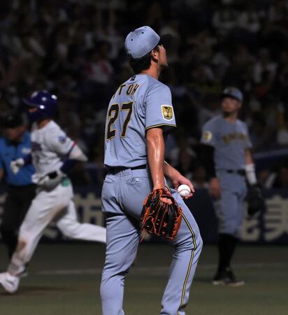 ５回、福永（左）にソロを浴びた伊藤将（撮影・西田忠信）