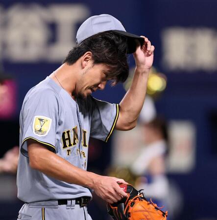 ５回、追加点を許した伊藤将はベンチへ戻る（撮影・田中太一）