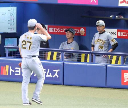 ６回、３点目を許した伊藤将（２７）を降板させる藤川監督（中央）＝撮影・立川洋一郎