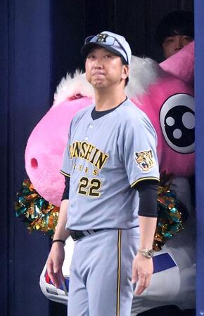 ７回、選手交代を告げにベンチを出る藤川監督（撮影・立川洋一郎）