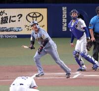 ６回、左中間スタンドへソロを放つ大山（撮影・立川洋一郎）