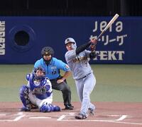６回、左中間スタンドへソロを放つ大山（撮影・立川洋一郎）