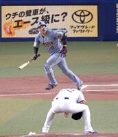 　６回、左中間スタンドへソロを放つ大山。投手大野（撮影・立川洋一郎）