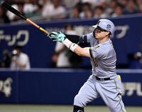 　８回、安打を放つ佐藤輝（撮影・田中太一）