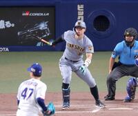 ８回、右前打を放つ佐藤輝（撮影・立川洋一郎）