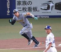 ２回、中前打を放つ佐藤輝（撮影・立川洋一郎）