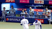 ６回、２ランを放ったサノー（２３）を見る藤川監督（中央奥）ら阪神ナイン（撮影・立川洋一郎）