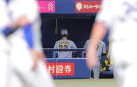 中日に敗れ、足早に引き揚げる藤川監督（撮影・西田忠信）