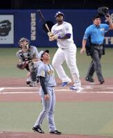 ６回、サノーに２ランを浴びる神宮（撮影・立川洋一郎）