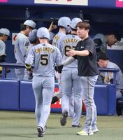 試合が終わりナインを迎える西勇（右）＝撮影・立川洋一郎